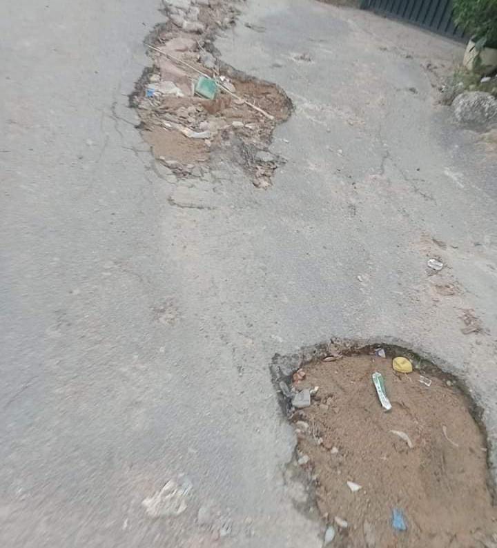 Entre esquecimento e buracos vivem os moradores do Vale das Pedras